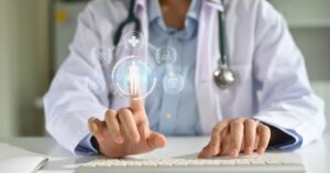 Médico usando interface digital e teclado, em referência ao escritório virtual para médicos e profissionais da saúde